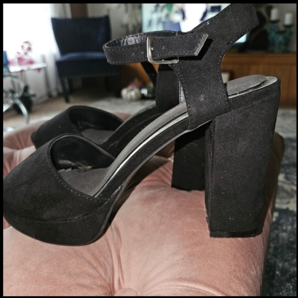 Beautiful Womens black suede heels,brand new,too high for me